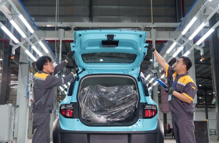 The new plant is expected to create about 6,000 direct jobs in the first phase and to 15,000 people in the future.