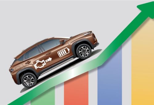 Auto Giants Explore Hybrid Strategy as EVs Hit Speed Bumps